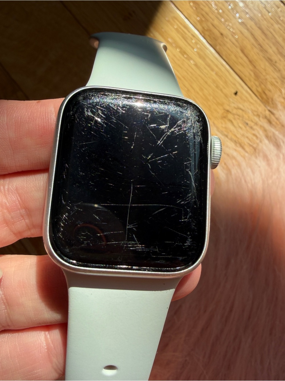 Apple Watch SE (1st Gen) 40mm GPS Silver Aluminum + Charger & Extra Band - Picture 5 of 6